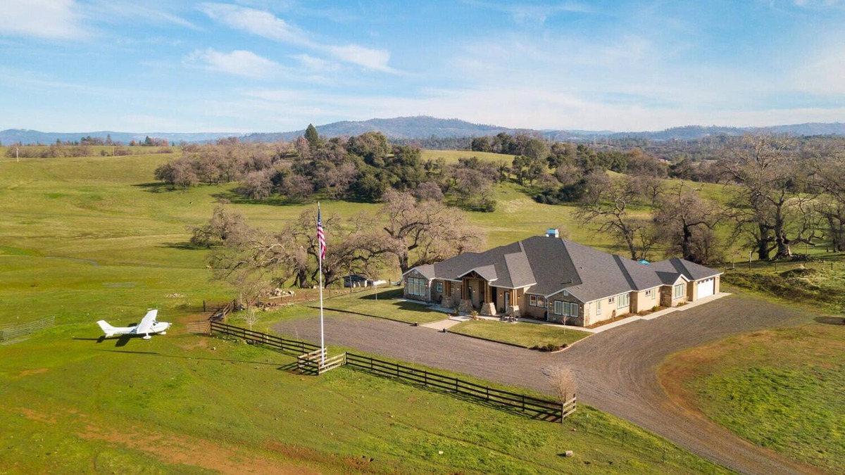 Pulga Cabin | Tabletop Mountain Oasis: 215 Acres with 360 views and a luxurious estate