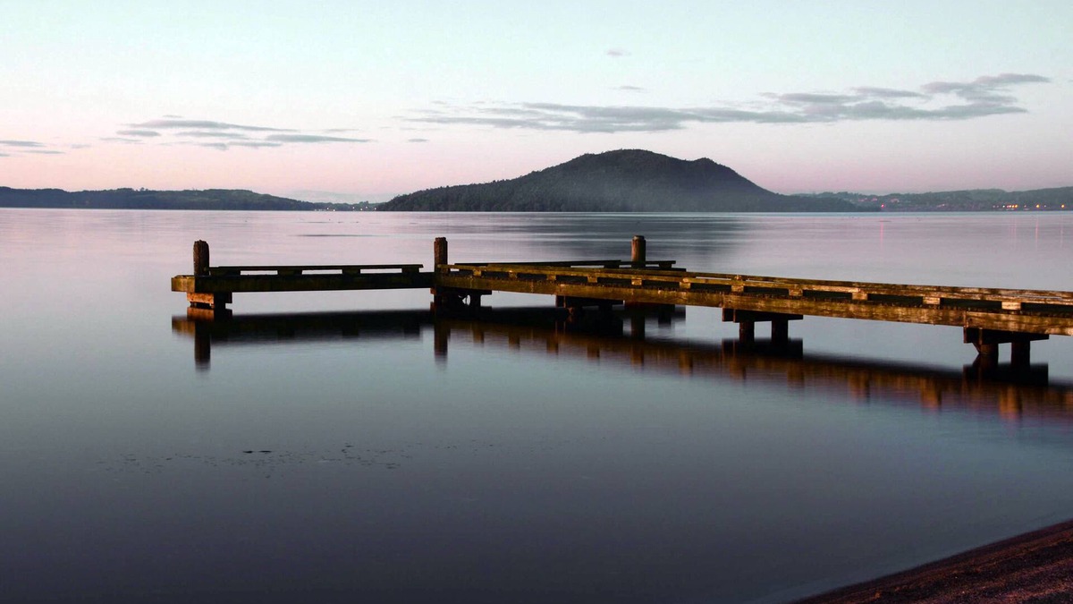 Kawaha Point House | "Taha Moana" Step out the door onto the lake front
