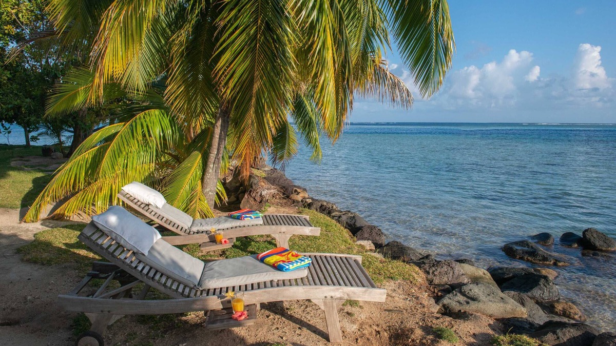 Cook's Bay Villa | Tahiti beach house, beachfront wooden villa on tilts, under trade winds, Moorea