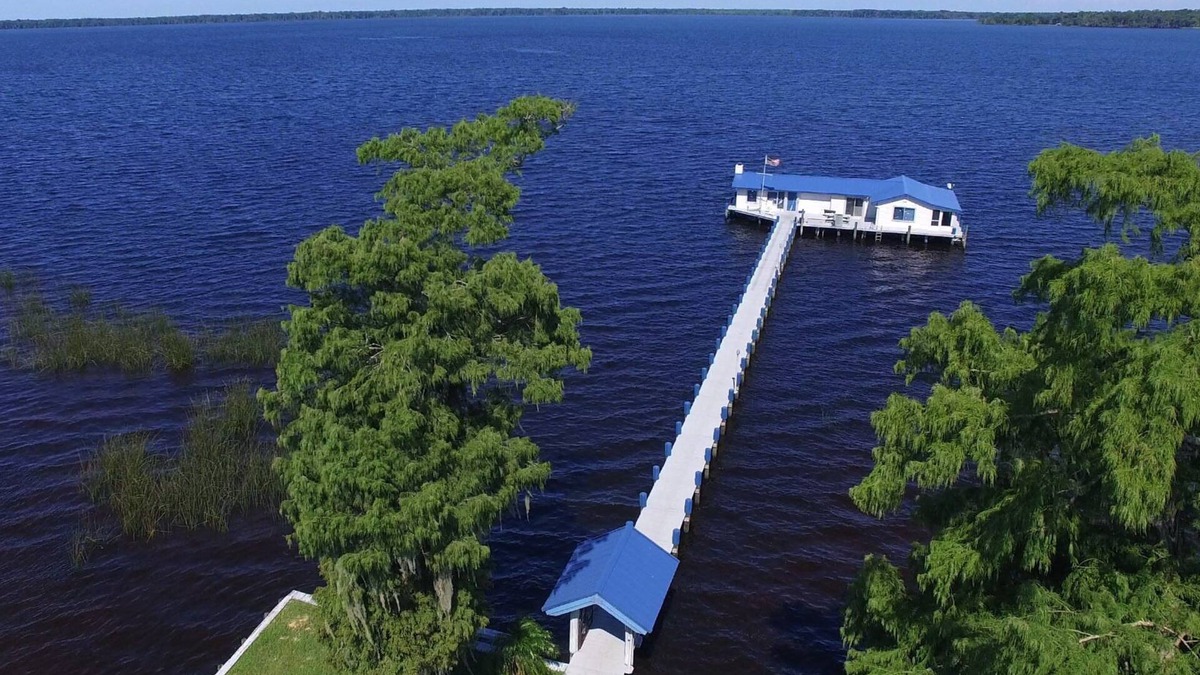 Crescent City House | Tahiti Style 5 STAR OVER-WATER BUNGALOW + Lake House Blue + YouTube Video's PETS