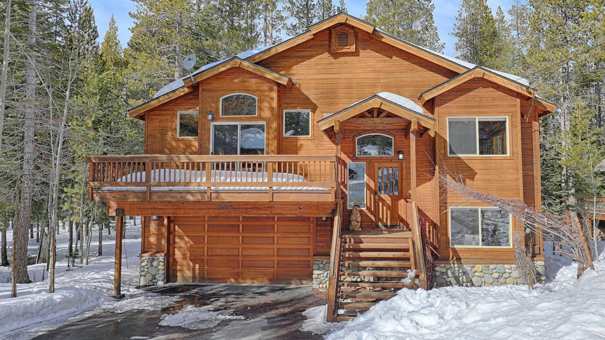 Truckee House | Tahoe Donner Luxury 4 BR House w/Hot Tub + Chef's Kitchen + Tesla Charger