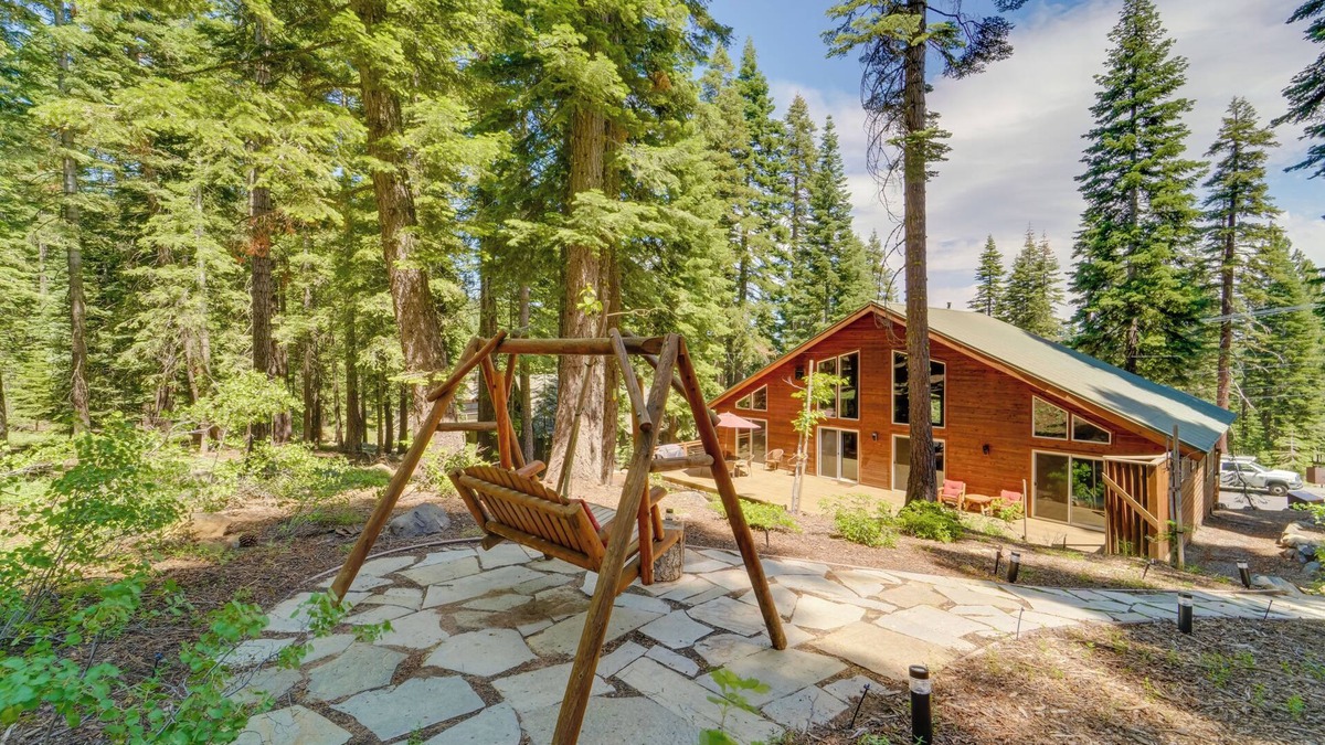 Truckee Cabin | Tahoe Donner Mountain Cabin: Surrounded by Forest!