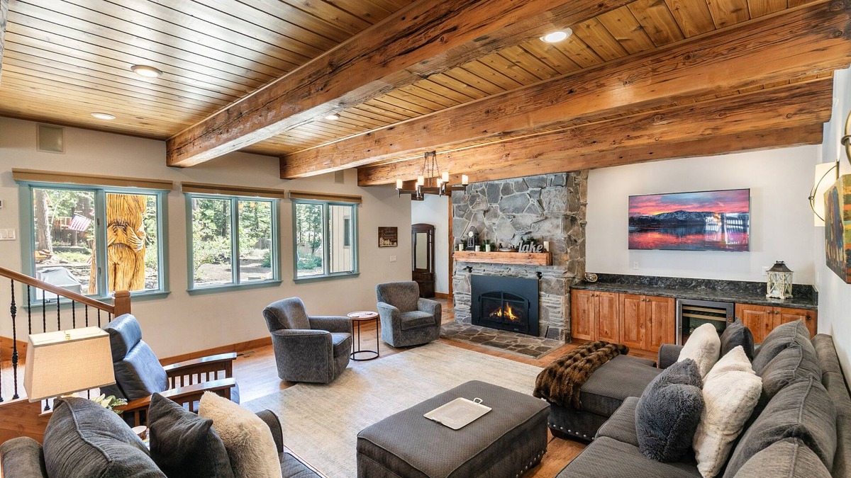 Carnelian Woods House | Tahoe Dreamer by Tahoe Getaways - Pet Friendly 4 BR Gated Home + Walk to Lake!