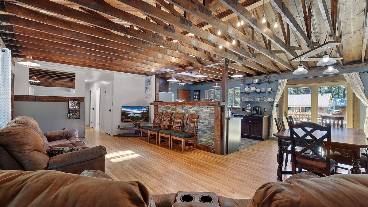 Lower Kingsbury House | Tahoe Forest Lodge, 5 BR-sleeps 10, hot tub, great back yard (SL196Meadow)