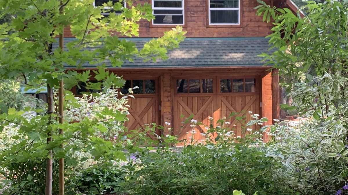 Sunnyside Cabin | Tahoe Park Architectural Gem – Cozy, Convenient & Dog-Friendly!