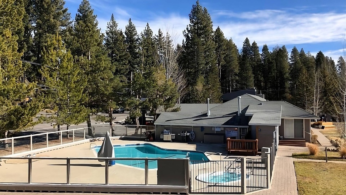 Tahoe Vista Hotel | Tahoe Vista Paradise! Kitchenette, Free Parking, Outdoor Pool, Private Beach!