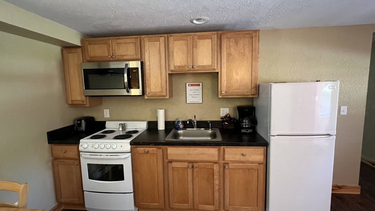 Paradise Hotel | Tahquamenon Suites Lodging - One-Bedroom Suite # 4
