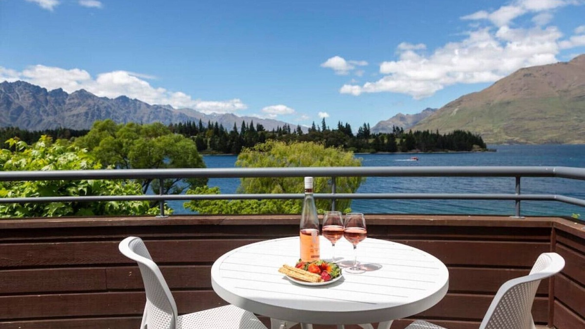 Queenstown House | Tahuna Lakeside | 3 min walk to town | Waterfront