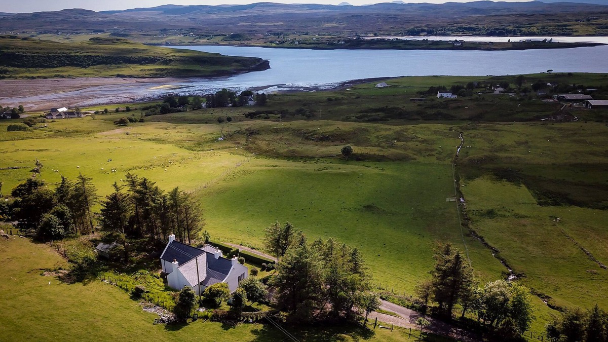 Eyre House | Taigh Dolag. Skye Holiday house, central location with stunning views.