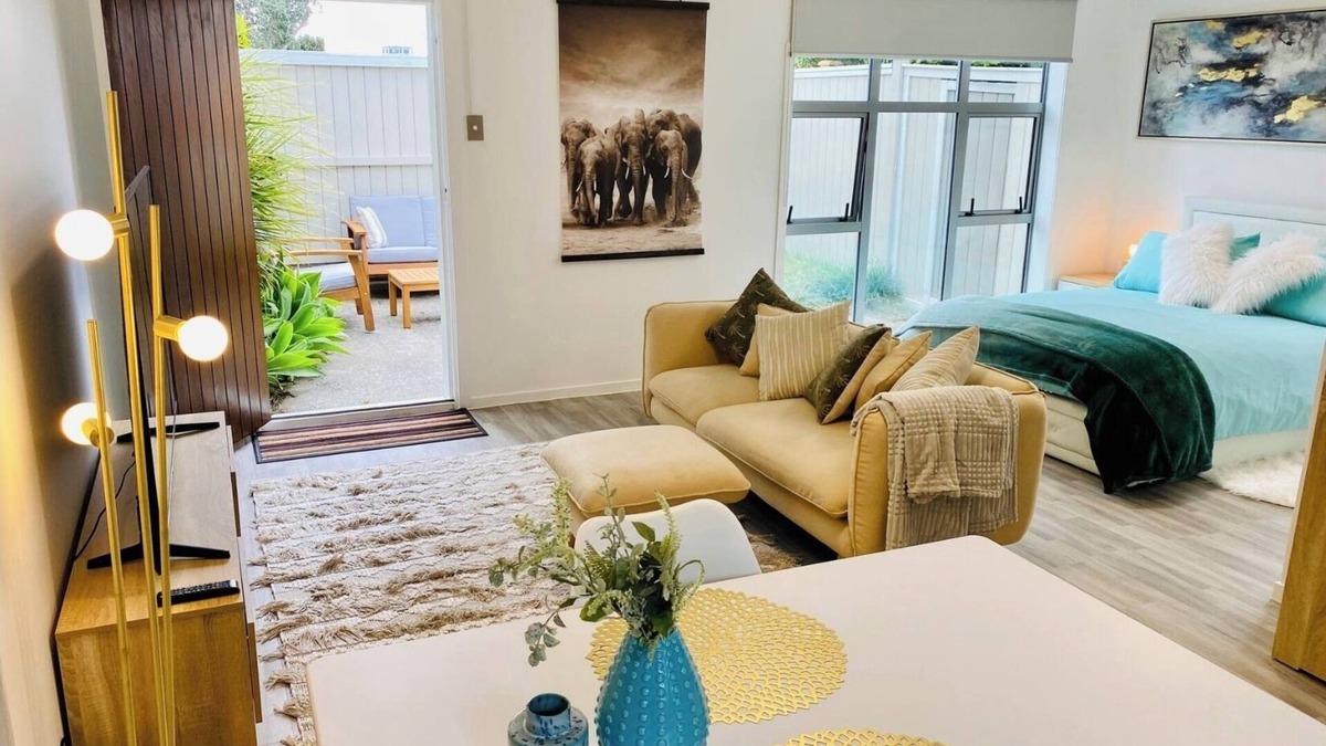 Hauraki Apartment | Takapuna Guest House. nModern, private self contained.nStroll to Beach & Shops