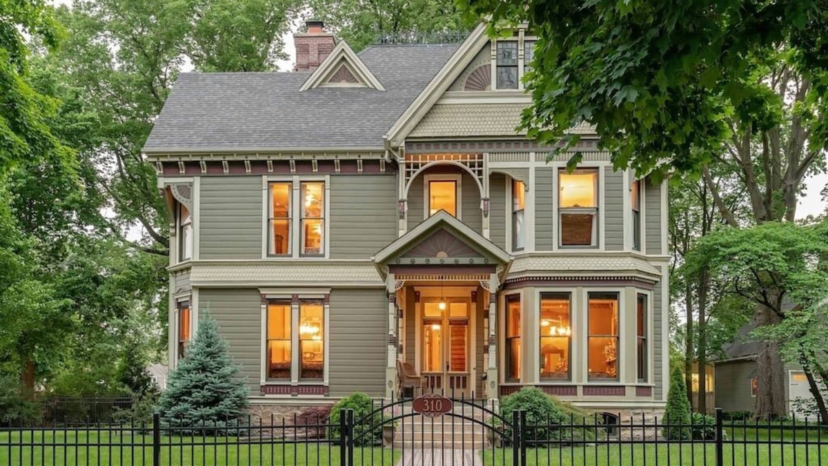 Fairbury Hotel | Take 5 Rendezvous at Hoffman House, Fairbury-Entire Home