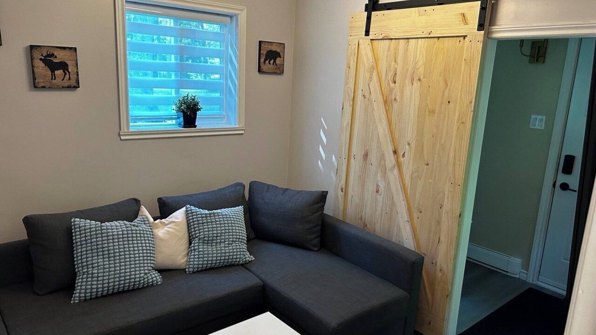 Lac-Saguay Cottage | Take a break and unwind at this peaceful oasis on the lake.