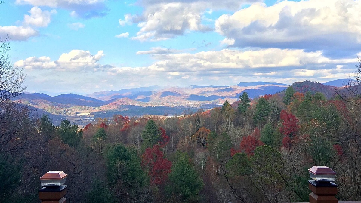 Rabun Gap Cabin | "Take A Paws" with rolling long-range view, convenient to town, and pet friendly