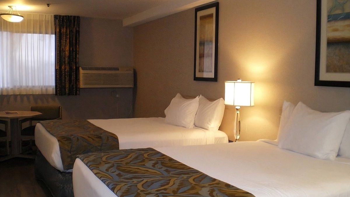 Nampa Hotel | Take An Amazing Vacation! On-site Pool and Restaurant, Near Boise Art Museum!