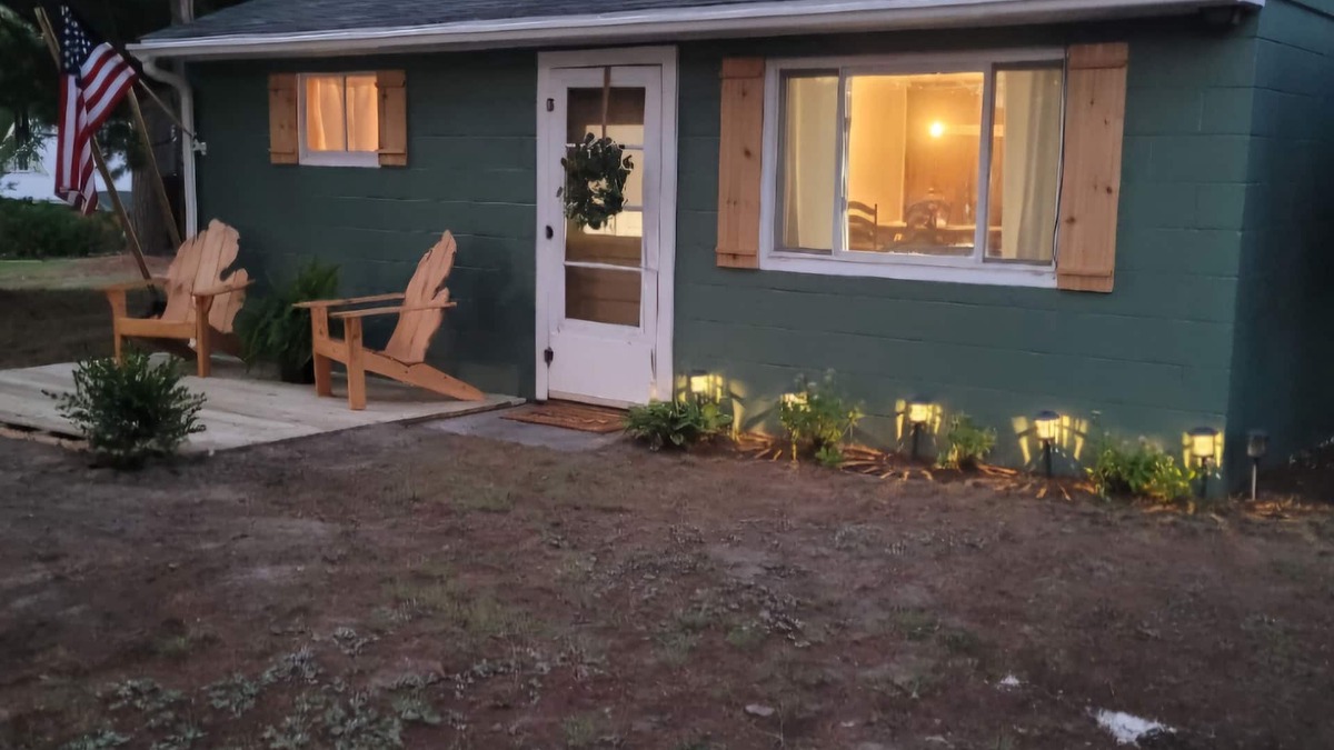 Harrison Cabin | Take it easy at this unique and tranquil getaway. Small, yet simple cottage.