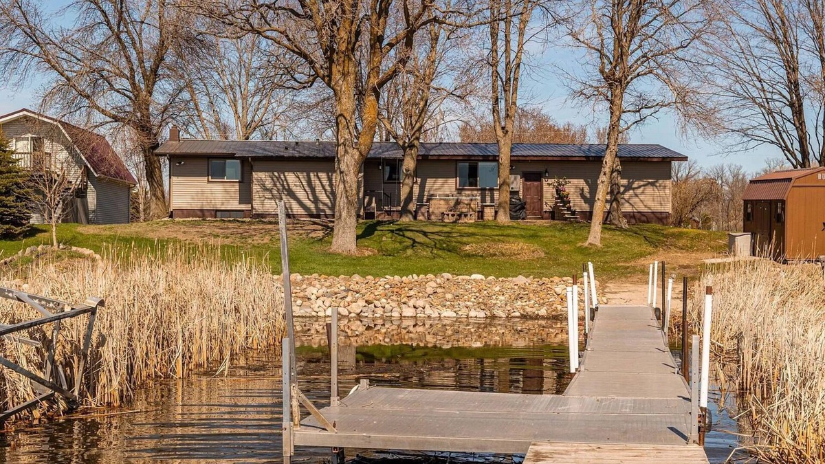Osakis House | Take ur dogs on a daily pontoon ride on beautiful lake Osakis will guide u out