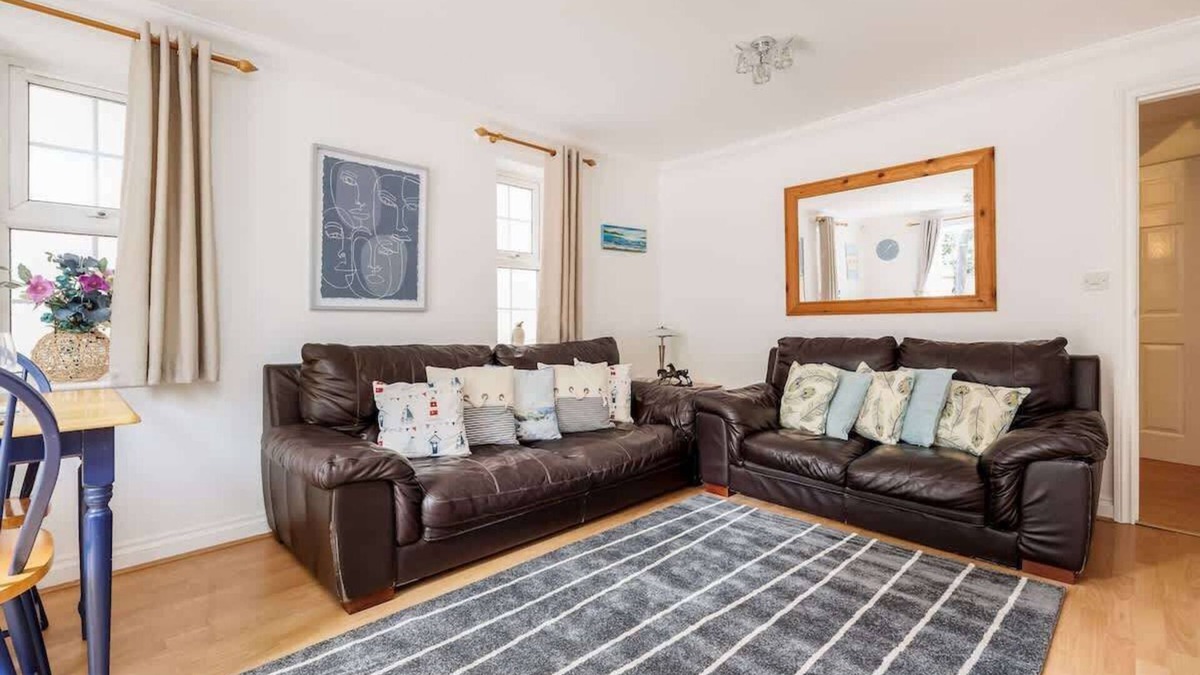Westbourne Apartment | Take Your Time- Moments from Alum Chine Beach