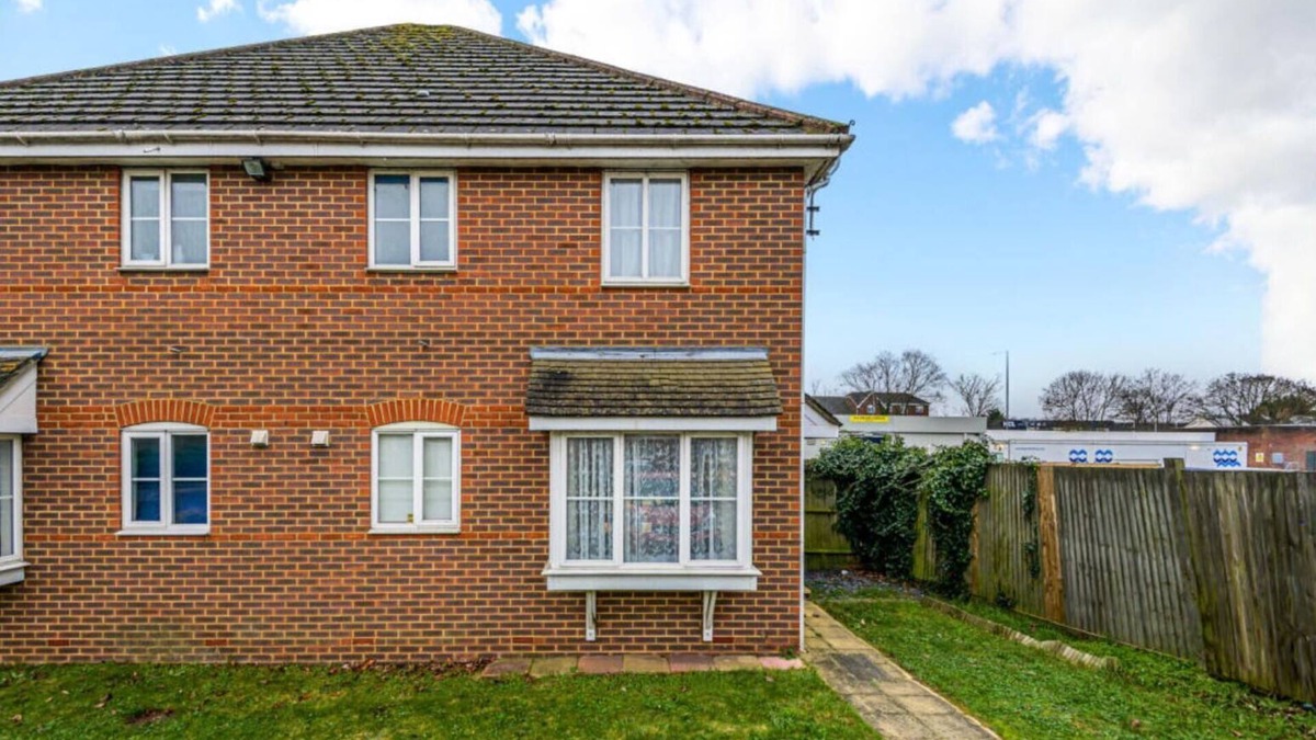 Ashford House | TakeOff House - Whole House Next To Heathrow Airport! Sleeps 5
