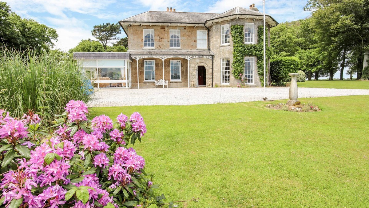 Llanfairpwllgwyngyll House | TAL GWYNEDD, pet friendly, luxury holiday cottage in Newborough
