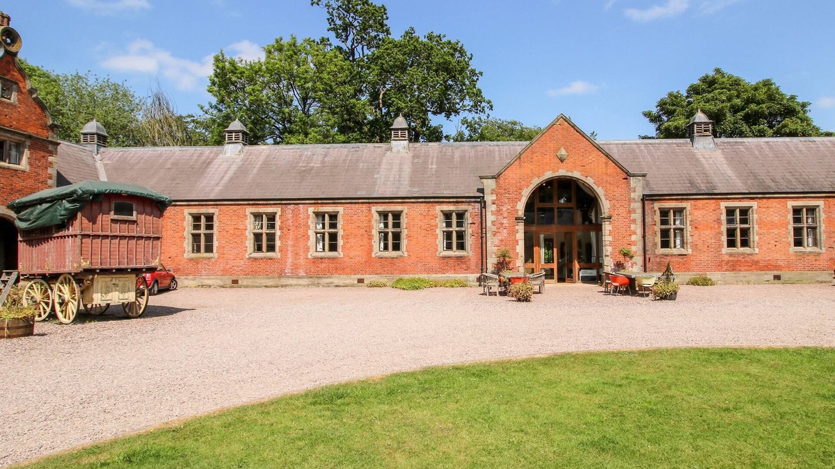 Amerton Cottage | TALBOT LODGE, pet friendly, with a garden in Great Haywood