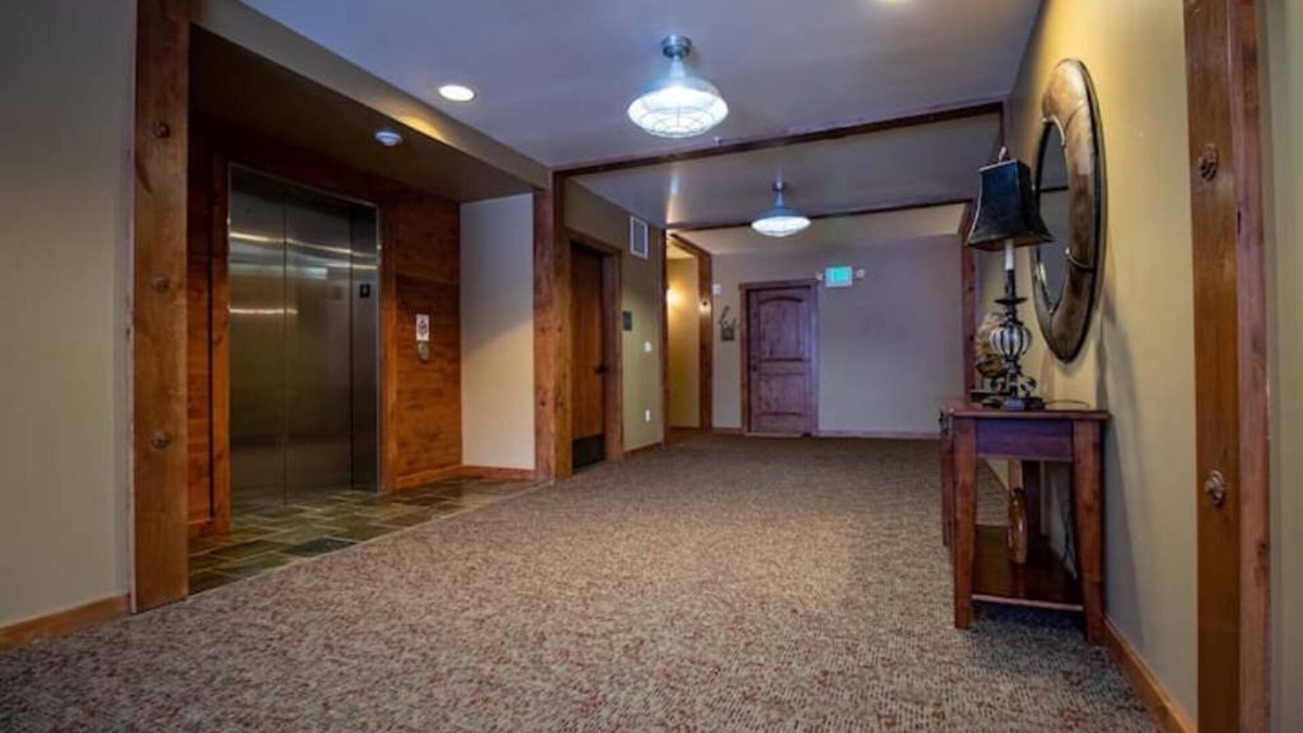 Kellogg Apartment | Tall ceiling, high-end furnishings, great view