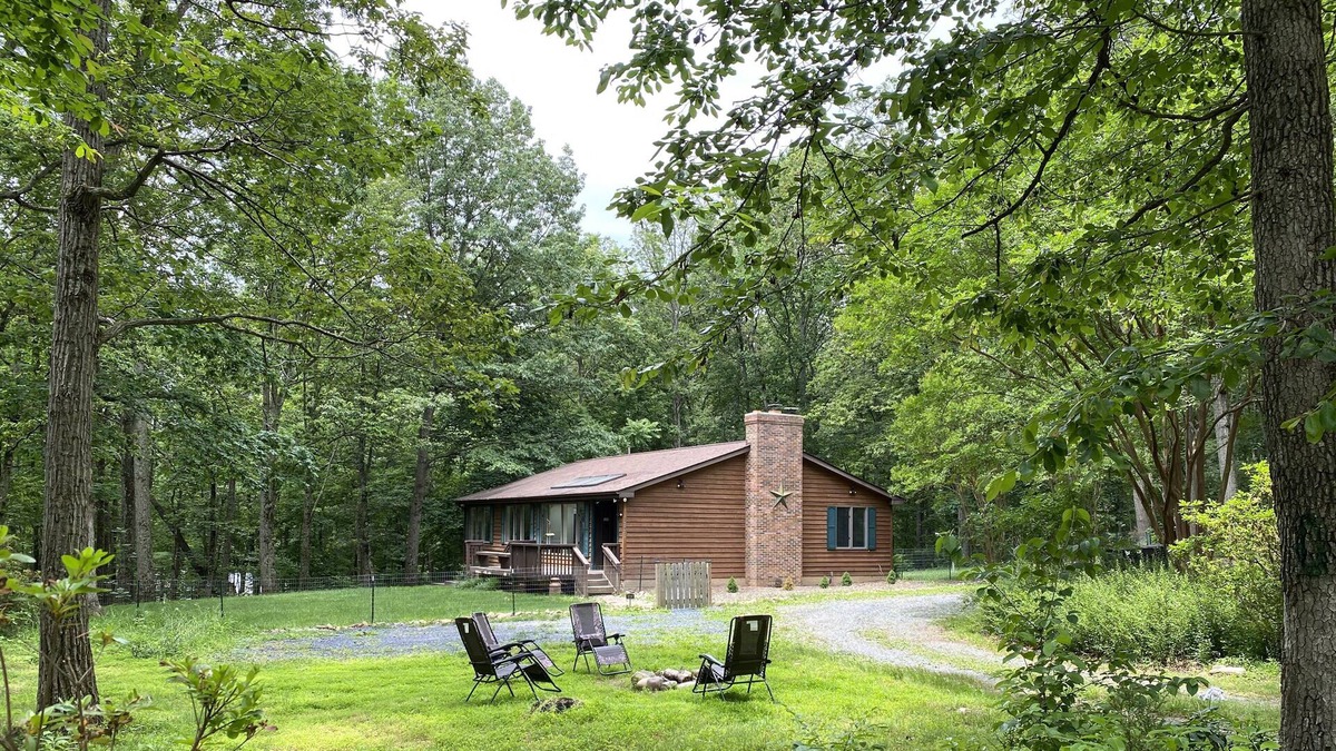 Tuscarora Cabin | Tall Oaks Cabin, Walk to Wineries and Breweries!
