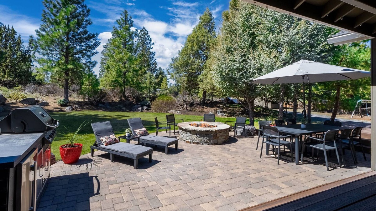 Southeast Bend House | Tall Pine Tuckaway – HOT TUB, EV Charger, firepit patio, full RV hookups