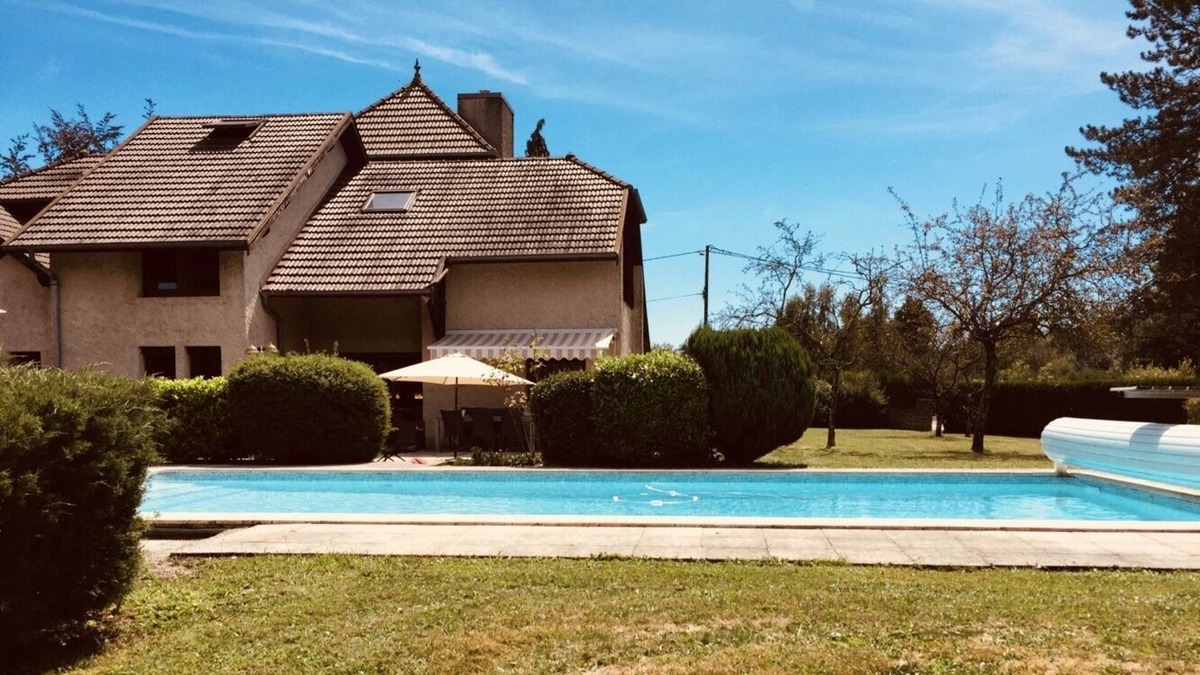 Deux Vallees Vertes House | Tall stones (Manor type)