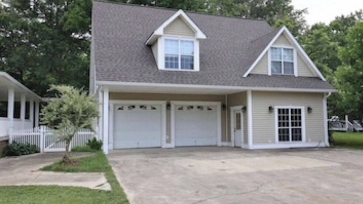 Oxford House | Talladega Nights - Interstate 20 Convenience, Choccolocco Creek Comfort