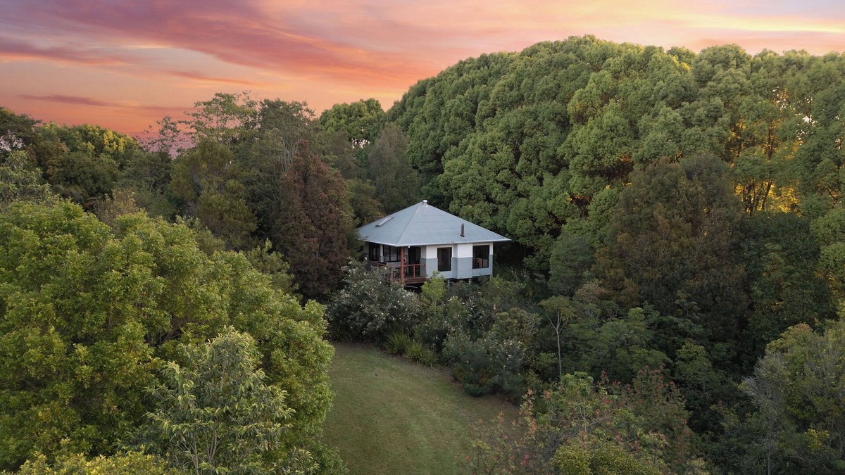Teven Cottage | Tallaringa secluded romantic cottages - outdoor spa, king size bed and fireplace