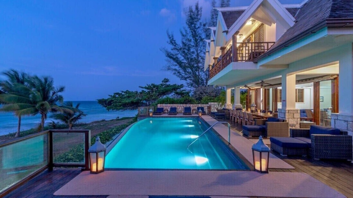 Silver Sands Villa | Tallawah 7-BEACHFRONT! FAMILIES WELCOME! STAFFED! INFINITY POOL! SECURITY