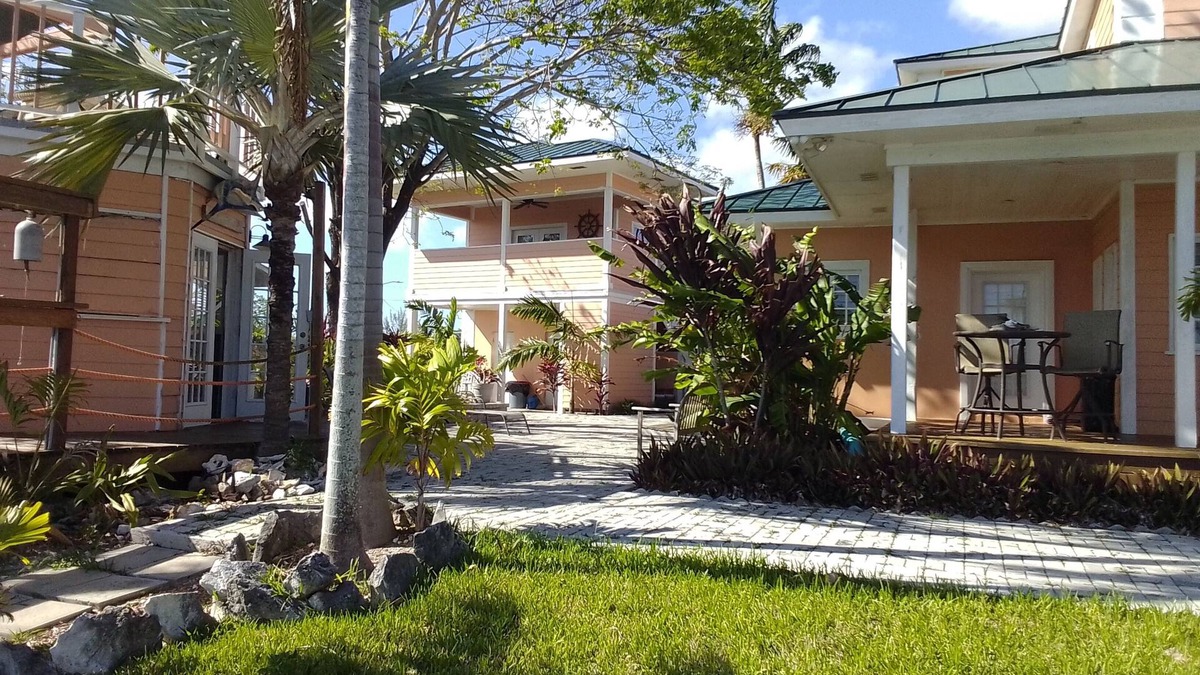 Yeoman Wood Apartment | Tallis Palace. 1-bedroom apartment with WiFi, AC in sunny Freeport. Car offered.