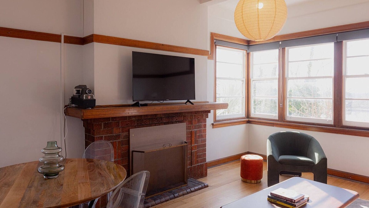 Trevallyn Apartment | Tamar Views & Mid-Century Vibes