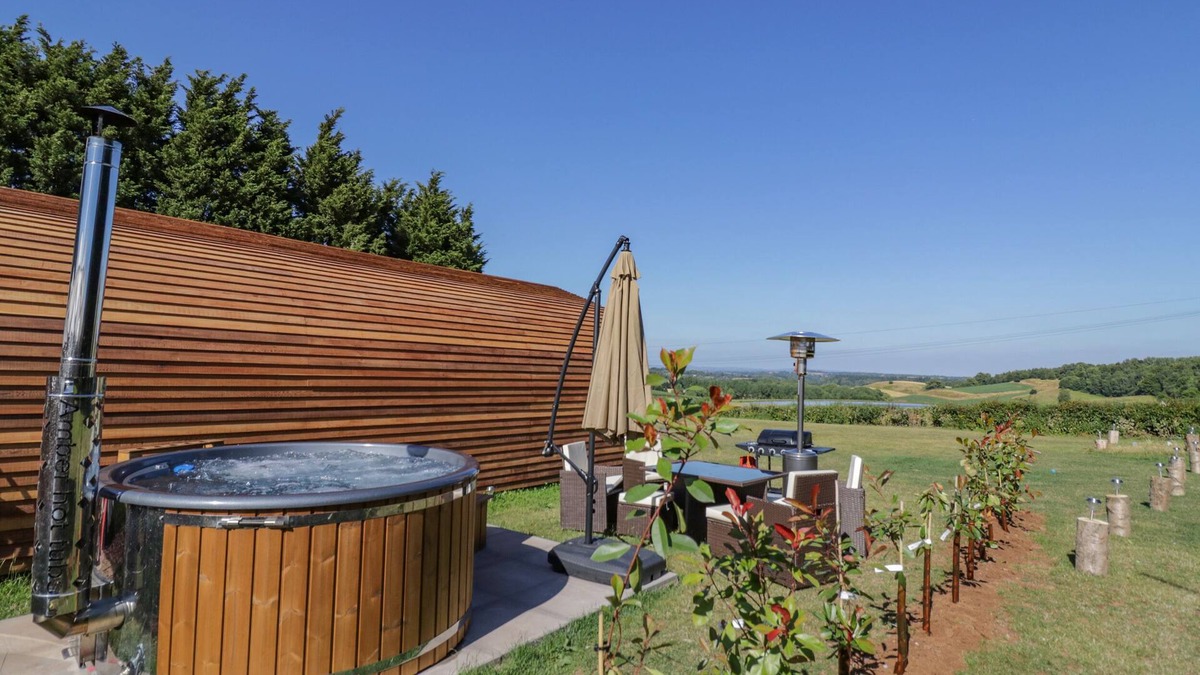 Great Witley Cottage | TAMINA, pet friendly, with hot tub in Great Witley