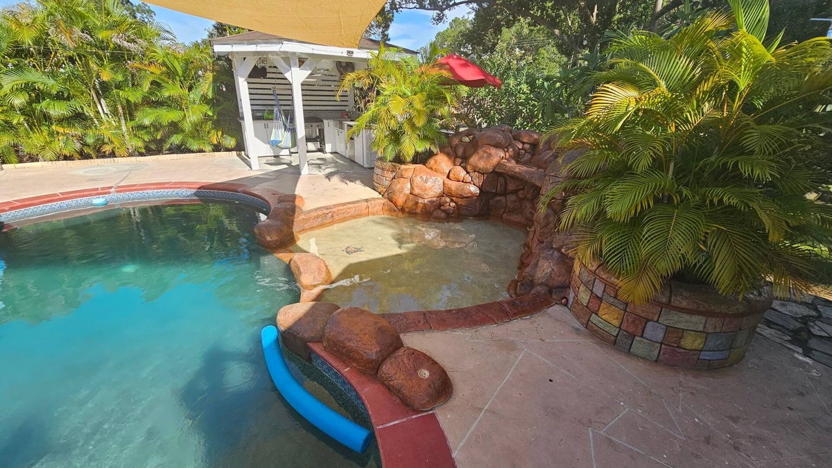 Country Place House | Tampa Retreat Home with Private Pool-Pet friendly- Near Everything. EV charger