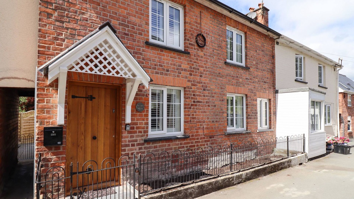 Welshpool Cottage | TAN Y DDOL, family friendly, with open fire in Llanfair Caereinion