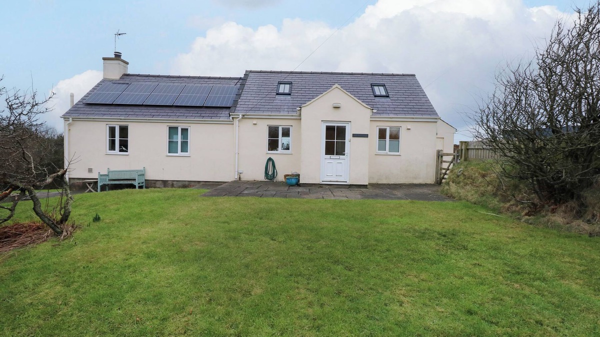 Garn Fadryn House | TAN Y FFORDD, pet friendly, character holiday cottage in Tudweiliog