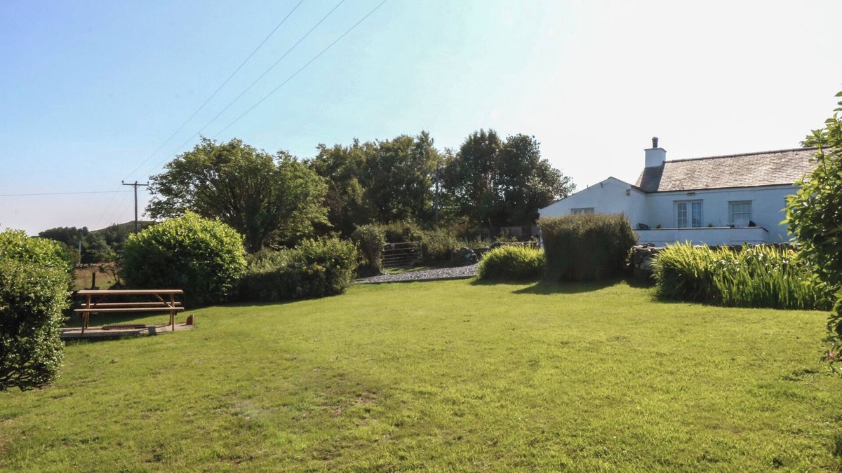 Brynrefail House | TAN Y MERDDYN, family friendly, country holiday cottage in Llanrug