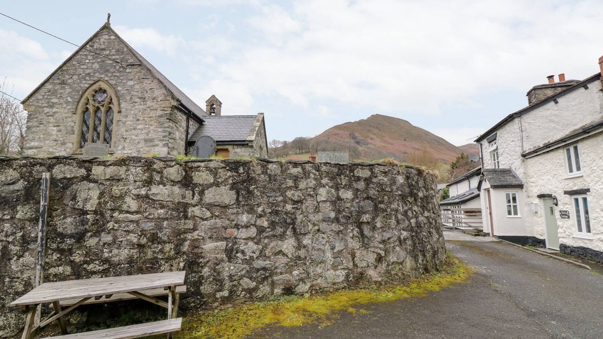 Llangynog Cottage | TANAT COTTAGE, pet friendly, character holiday cottage in Llangynog
