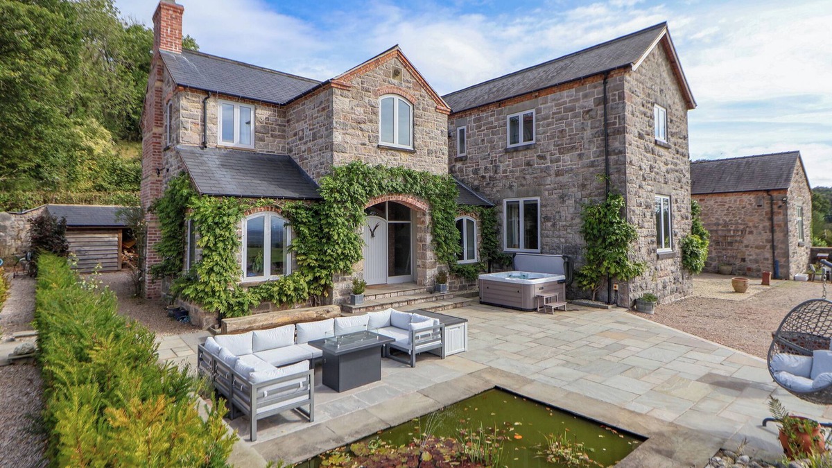 Longford Cottage | TANAT HOUSE, pet friendly, with hot tub in Trefonen