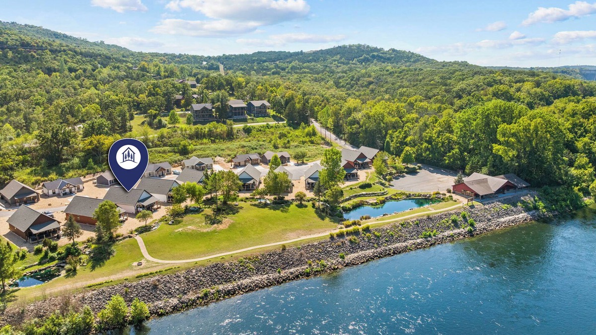 Branson House | Taneycomo Lakefront-Private Hot Tub-Free Attraction Tickets-Near State Park Marina & Top of the Rock