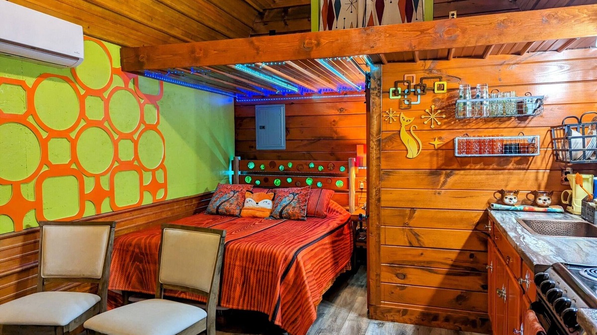 Pittsburg Cabin | Tangerine Dreams cabin - Citrus + MidCenturyModern themed, Rockcastle River!
