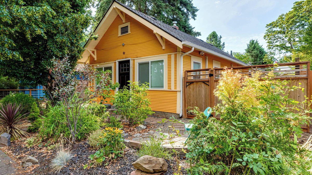 Whiteaker House | Tangerine Eugene Guesthouse - central Eugene, Pet yes, bikes, near UO & downtown