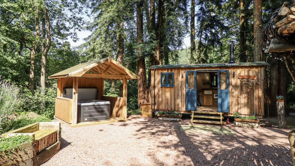 Kingswood Cottage | TANGLEWOOD SHEPHERDS HUT, romantic, with hot tub in Welshpool