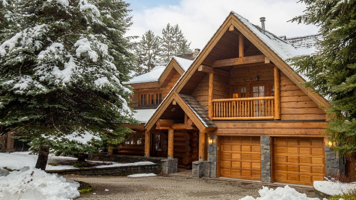 Blackcomb Ski Chalet | ❄︎Tantalus Chalet❄︎ 5 BR Chalet with Hot Tub Ski-In Blackcomb Mtn