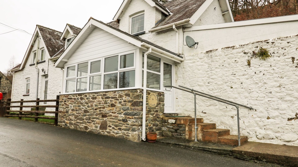 Builth Wells Cottage | TANYRALLT FARM, pet friendly, with a garden in Llanafan Fawr