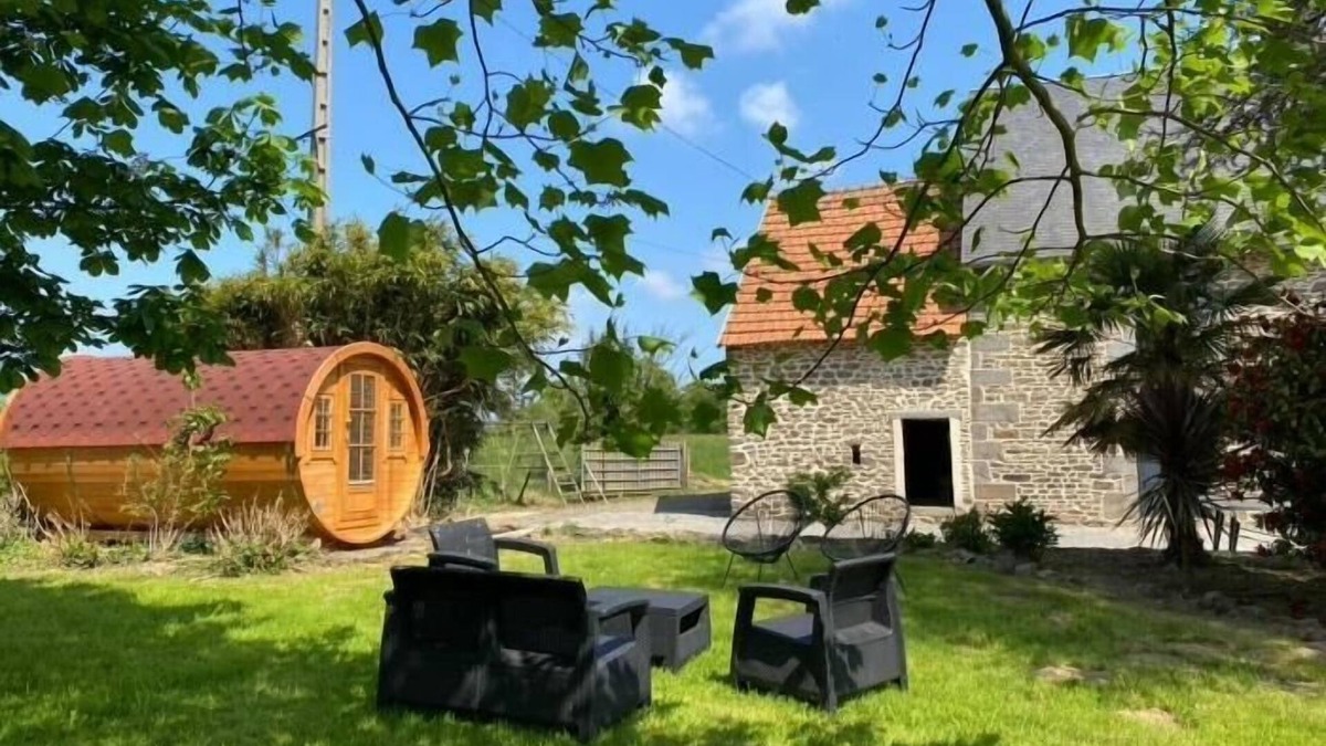Le Luot Cottage | Tanzanie 20 people : unusual housing, spa, Billiard, 30min sea