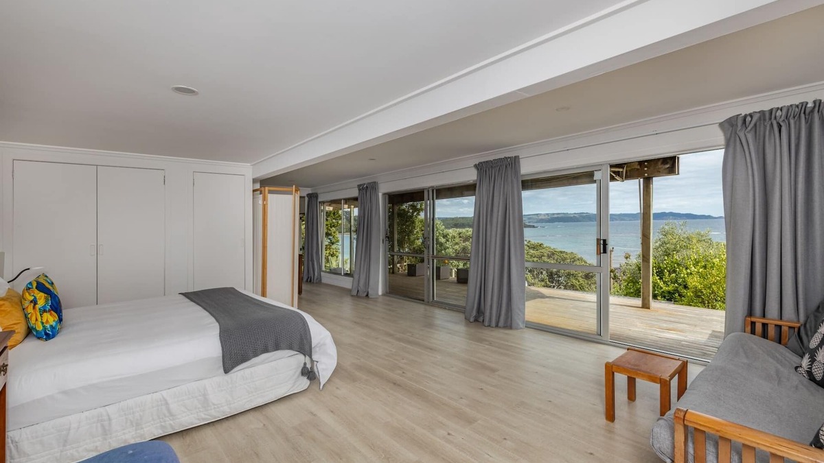 Te Tii Cottage | Tapuaetahi Beachfront Studio - Downstairs Unit