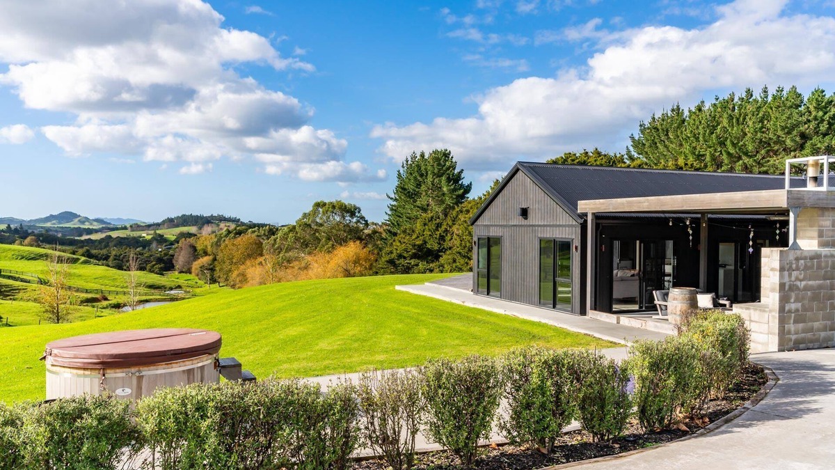 Mangawhai House | Tara Crest - Large, stylish, sunny holiday home in a beautiful rural setting