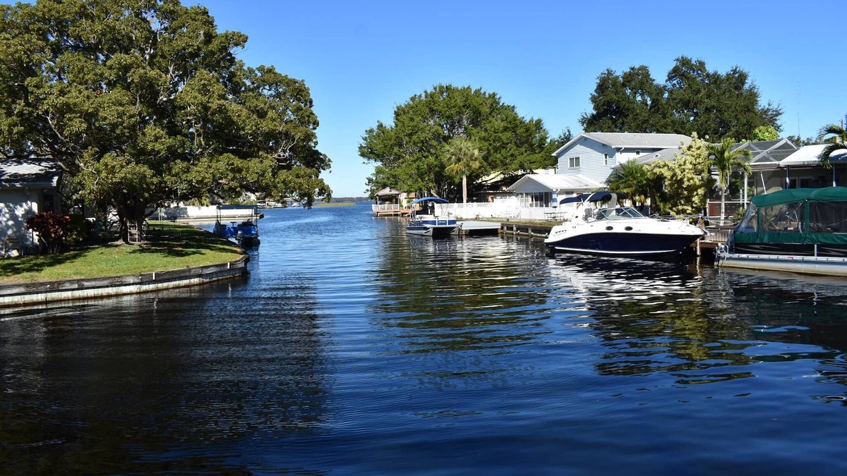 Lake Shore Estates House | Tarpon Lake Escape LLC